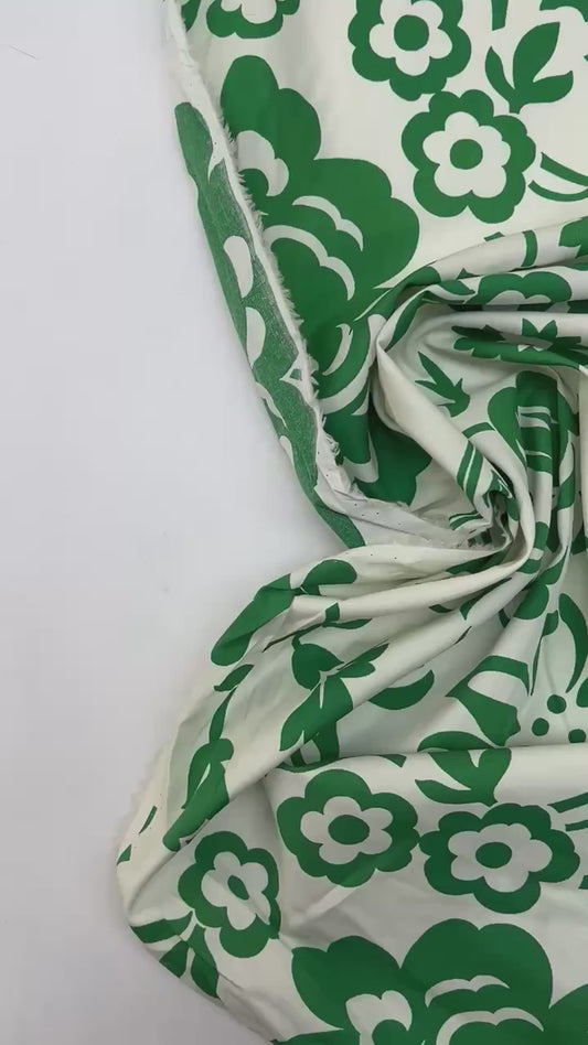 Italijoje atspausdintas medvilnės audinys marškinėliams – žalios gėlės | 98% medvilnė, 2% elastanas | 115 g/m² | 151 cm