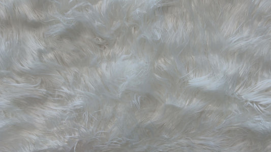 Mākslīgā kažokāda ar ļoti garu pūku-balts 540 g/m²
