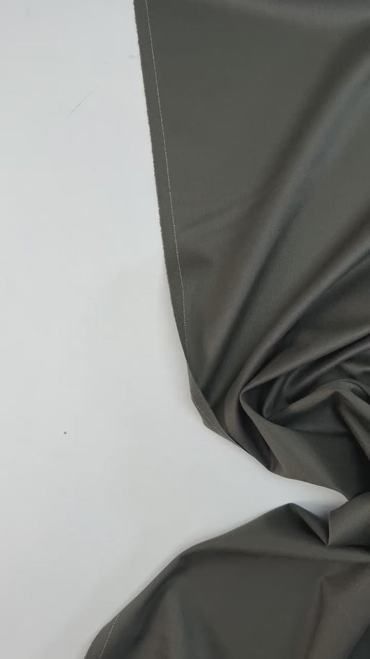 Italijos tvilo kostiuminė medžiaga | 63 % vilna | 37 % poliamidas | 215 g/m² | 144 cm