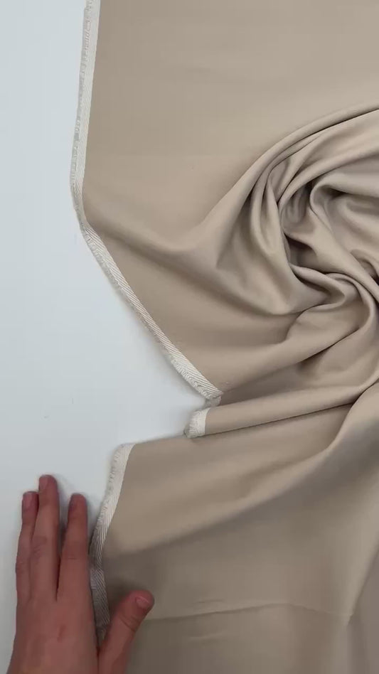 Italijos tvilinė kostiuminė medžiaga – smėlinė | 49% viskozė, 40% šilkas, 11% poliamidas | 220 g/m² | 147 cm