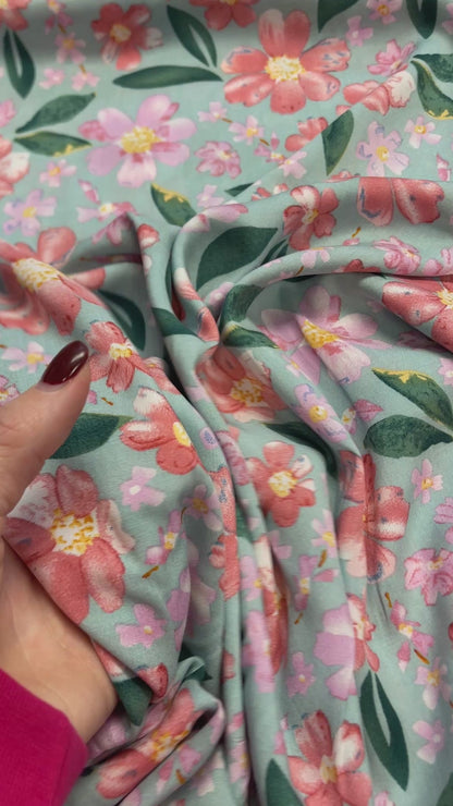 Tissu 100 % viscose à fleurs sur fond menthe 135 g/m²