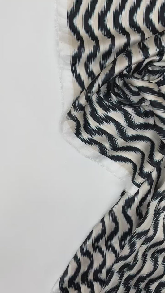 Italienischer Satin-Stoff beige-blau mit abstraktem Muster 85 g/m²