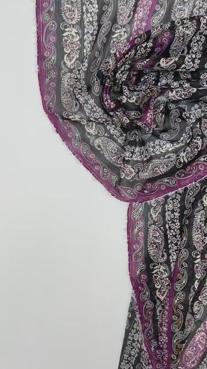 Itālijas šifona audums ar melni violetu paisley rakstu un lureksa pavedienu