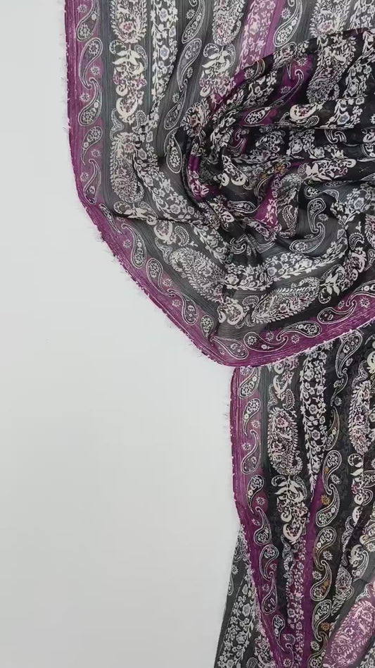 Italijos šifono audinys su juodai violetiniu paisley raštu ir lurekso siūlu 70 g/m²