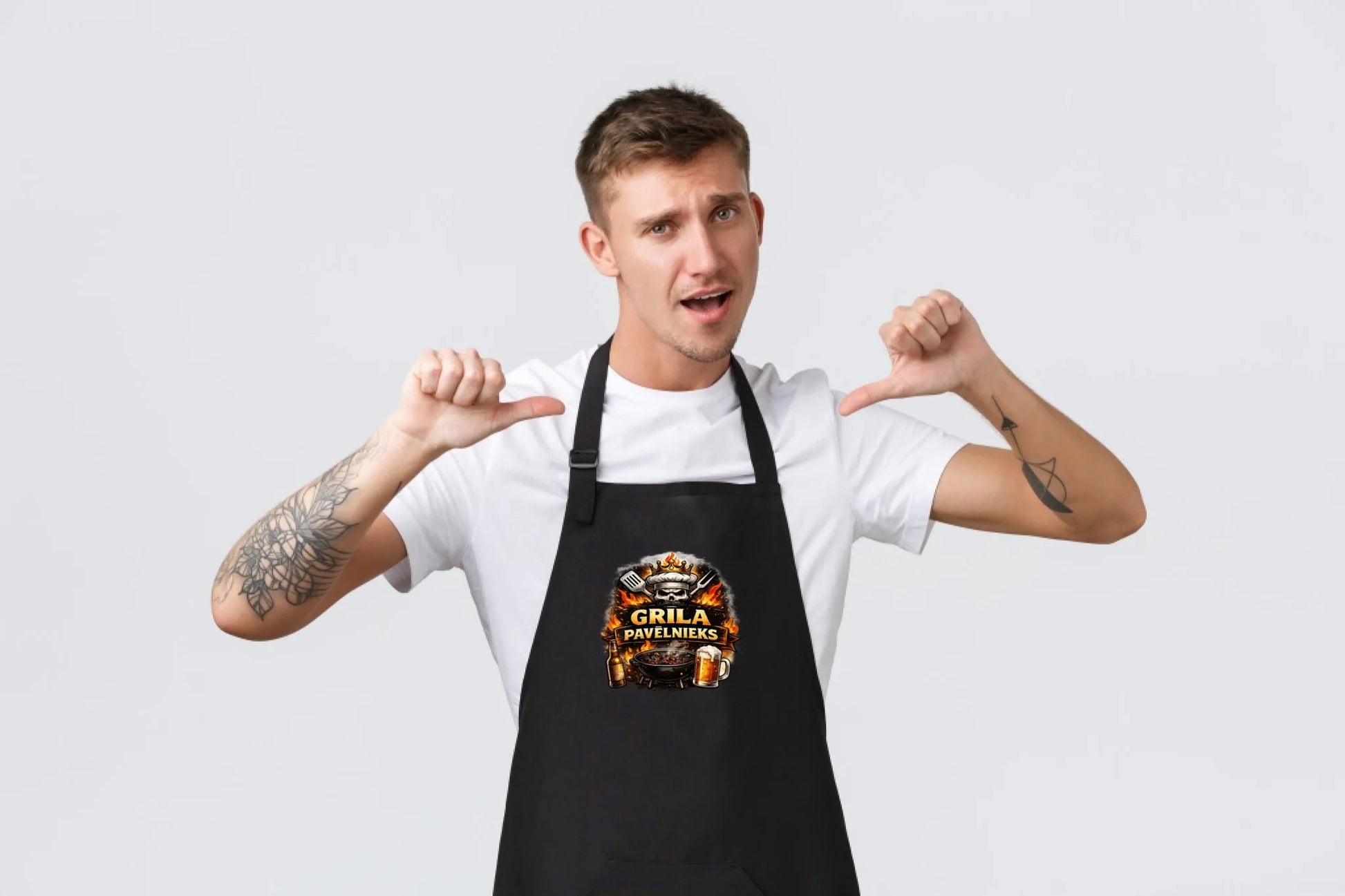 Image du tablier noir « Maître du grill » – disponible chez Šarlotes audumi