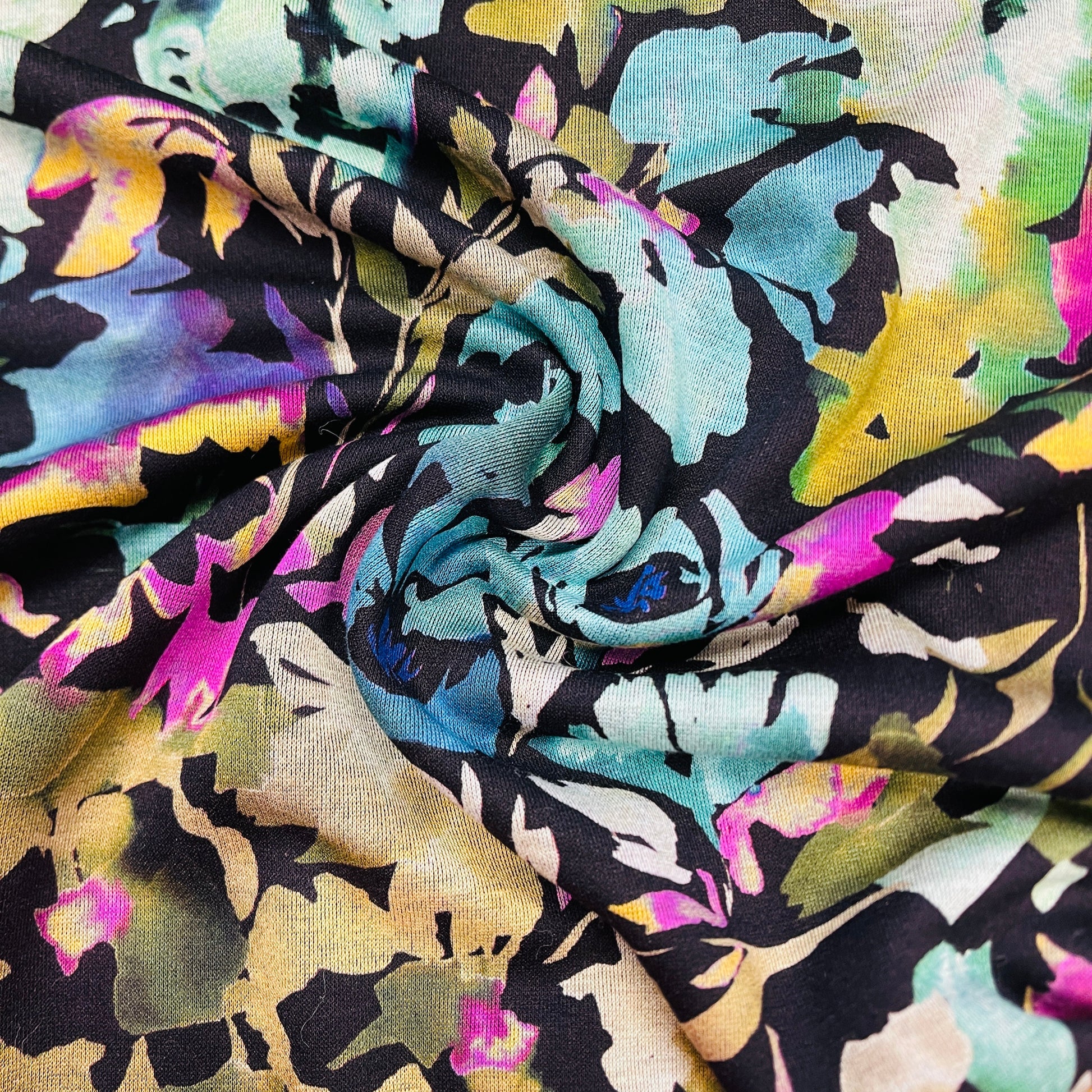 Attēls ar Punto di Roma trikotāžas audums - ziedi uz melna fona 240 g/m² – pieejams Šarlotes audumi