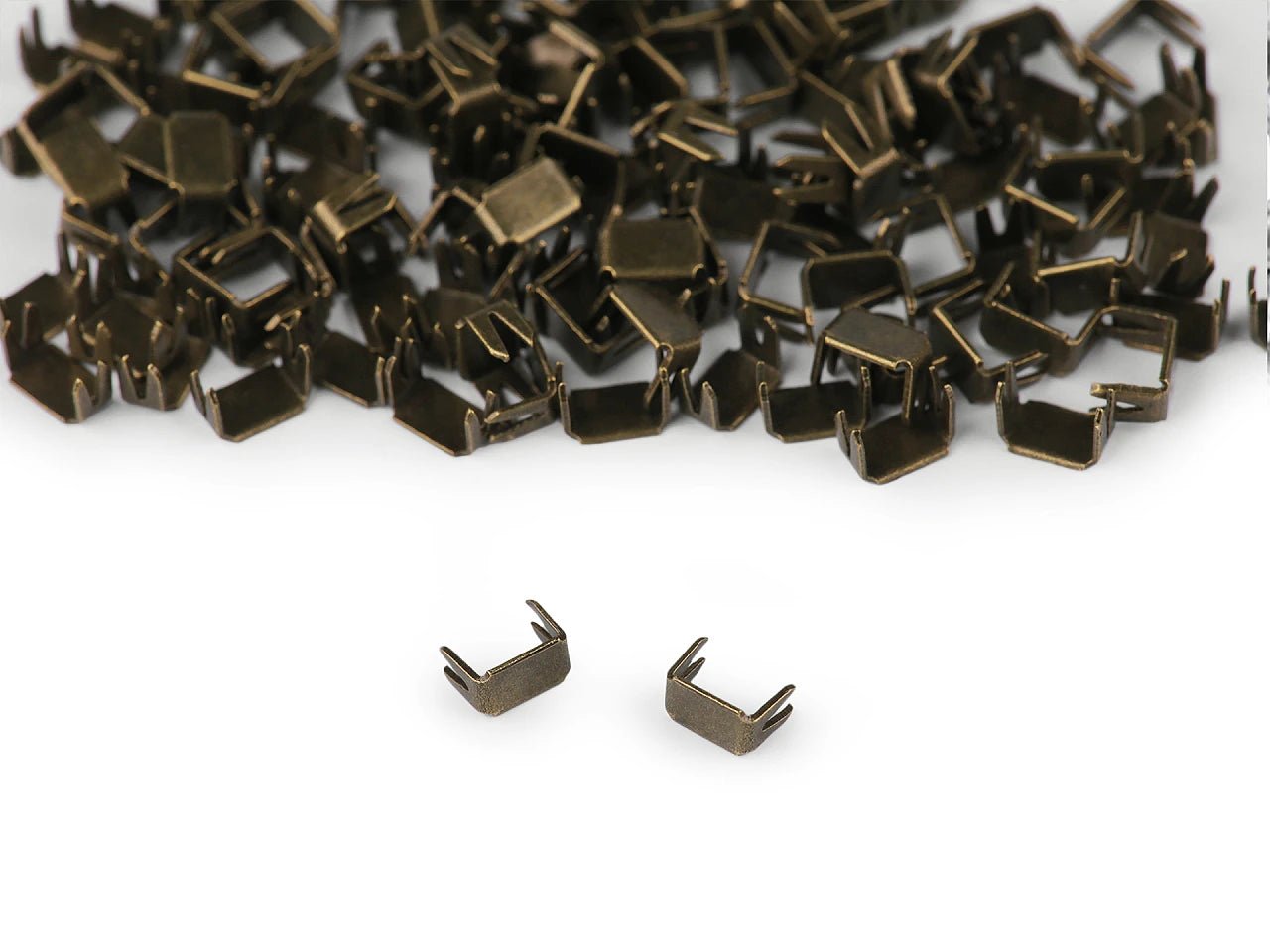 Nuotrauka su užtrauktuko metaliniu galiniu fiksatoriumi Nr. 3 – 3 × 5 mm, antikinės bronzos spalvos – prieinama internetu Charlotte audiniai