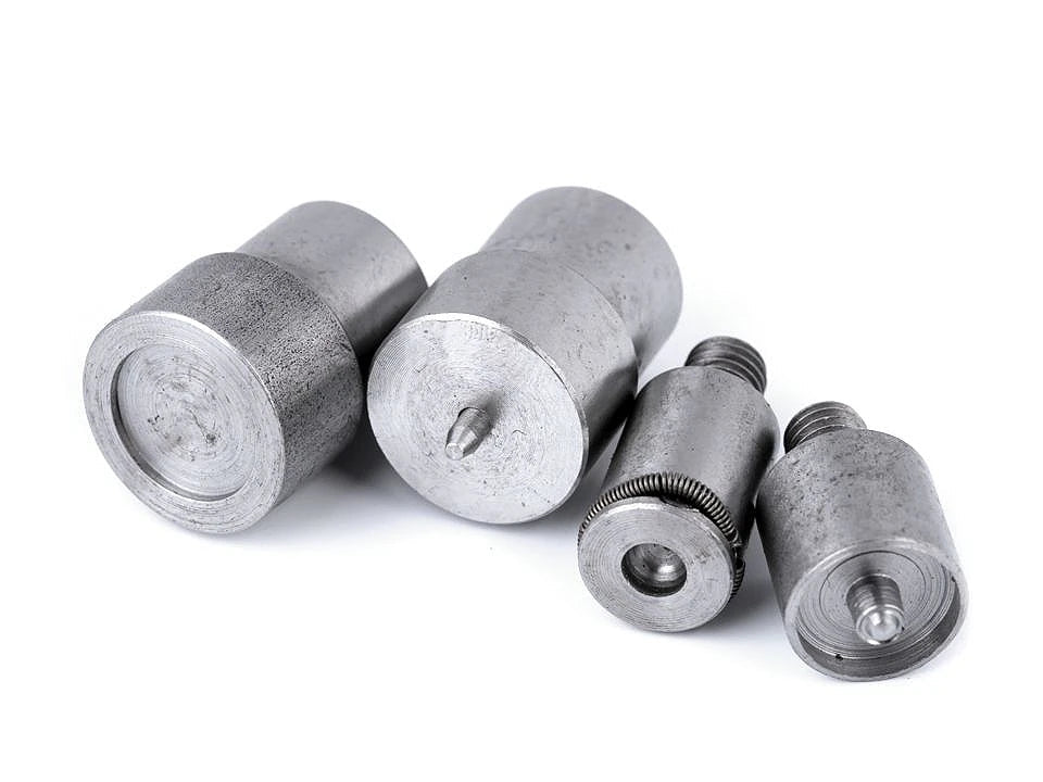 Paveikslėlyje – rankinio preso antgalių rinkinys metalinėms spaudėms Ø10 / 12 / 15 mm! – galima įsigyti internetu „Šarlotes audumi“
