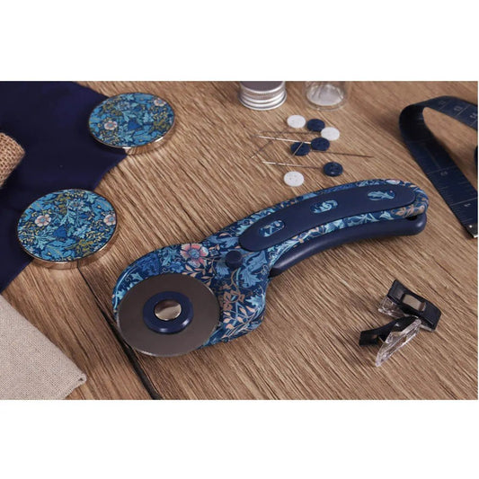 Attēls ar Rotācijas nazis 45 mm ar ziedu rakstu Hobby Gift – pieejams Šarlotes audumi