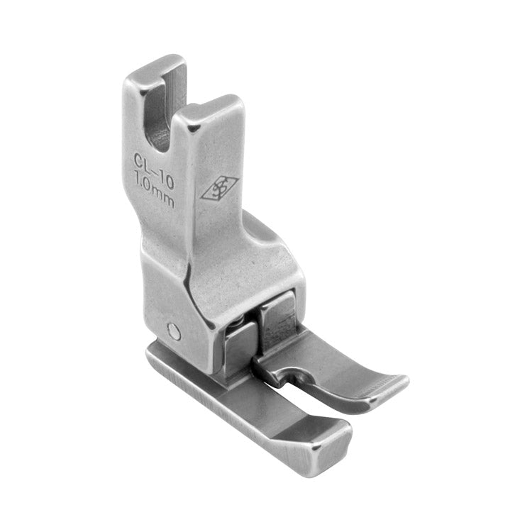Image du pied-de-biche compensateur gauche pour machine à coudre industrielle, 1,0 mm – disponible chez Šarlotes audumi