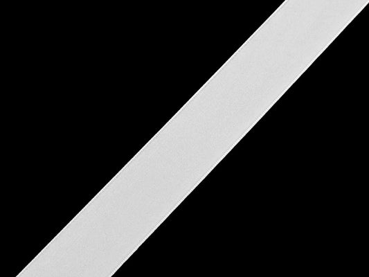 Attēls ar Samta lente 25 mm - balta – pieejams Šarlotes audumi