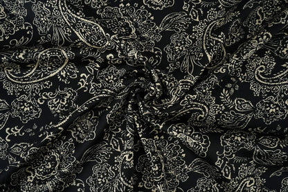 Satīns ar elastānu - elegants raksts uz melna fona 80 g/m²