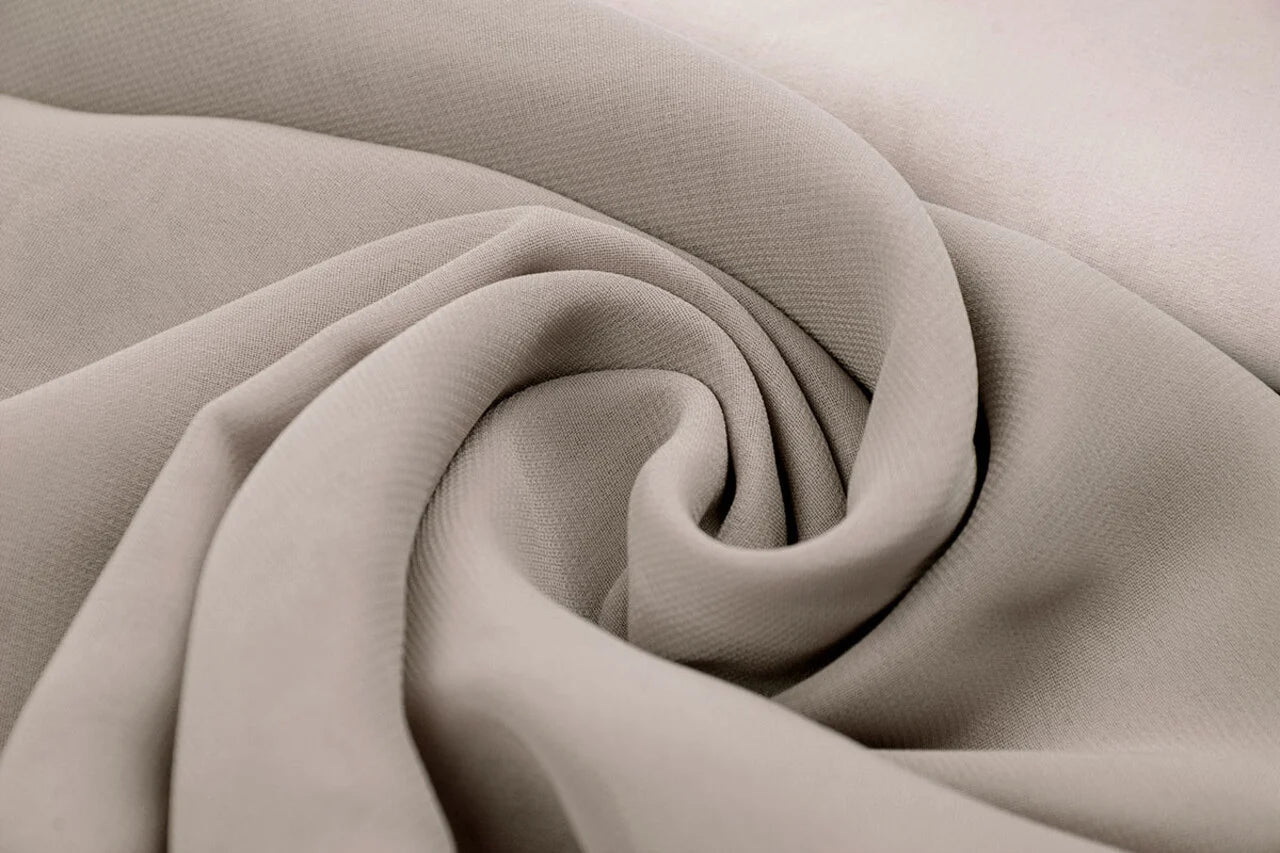 Attēls ar Šifons - gaiši pelēks | 150 cm | 80 g/m² – pieejams Šarlotes audumi