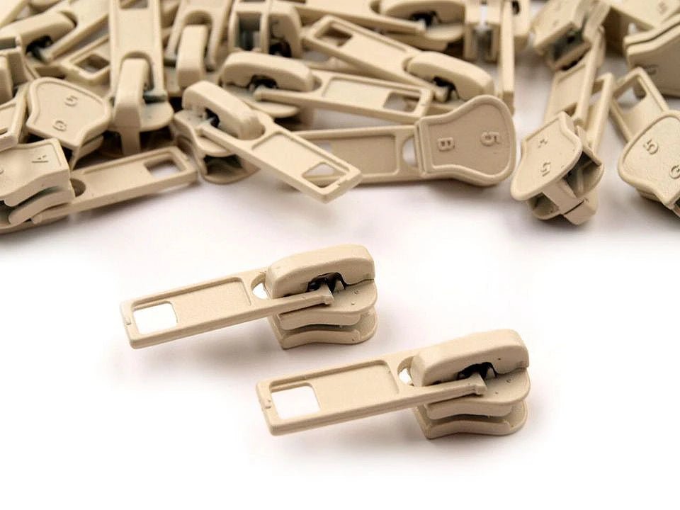 Attēls ar Slīdnis, kuģītis plastmasas rāvējslēdzējam Nr.5|dažādu toņu – pieejams Šarlotes audumi