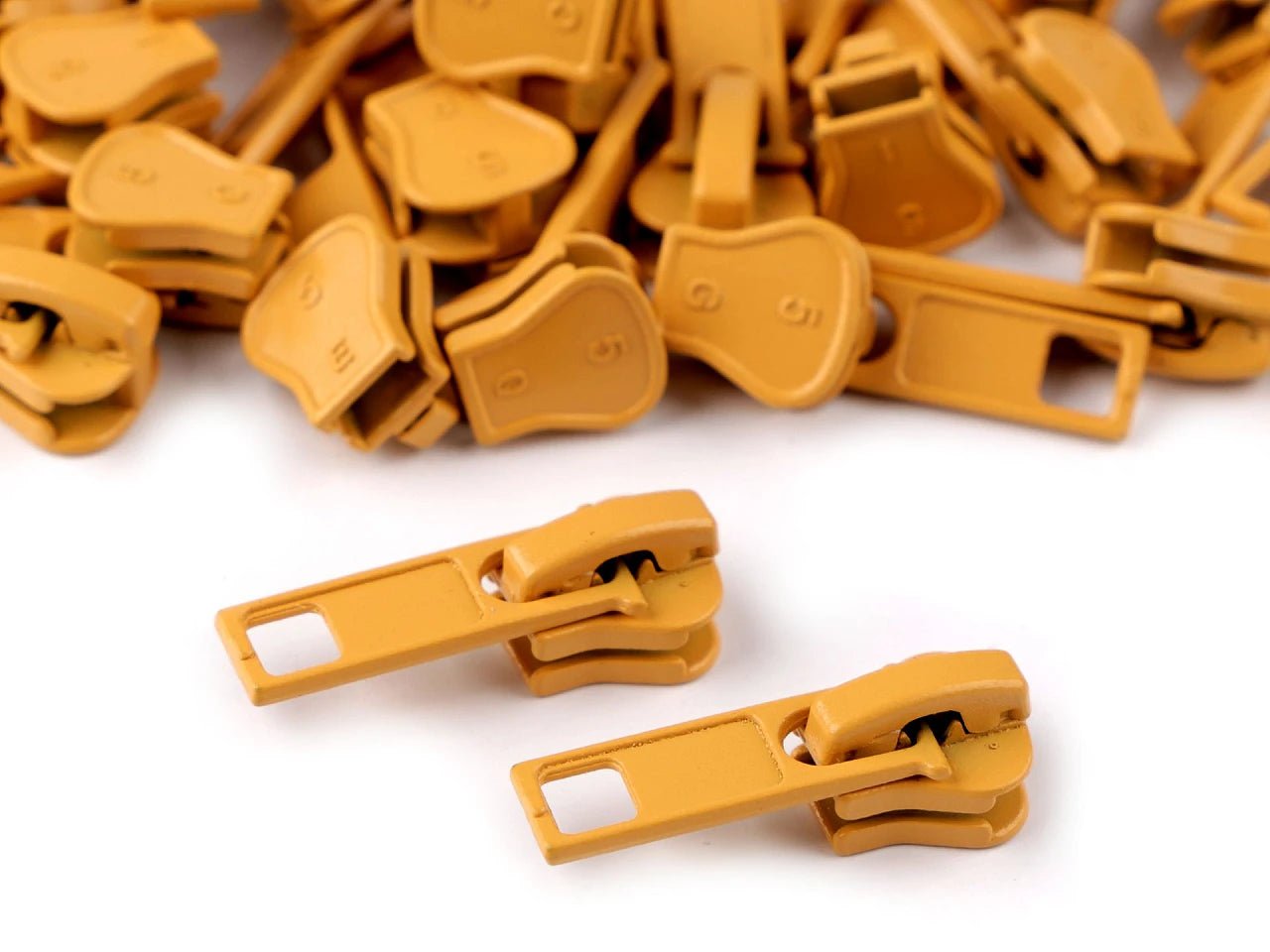 Attēls ar Slīdnis, kuģītis plastmasas rāvējslēdzējam Nr.5|dažādu toņu – pieejams Šarlotes audumi