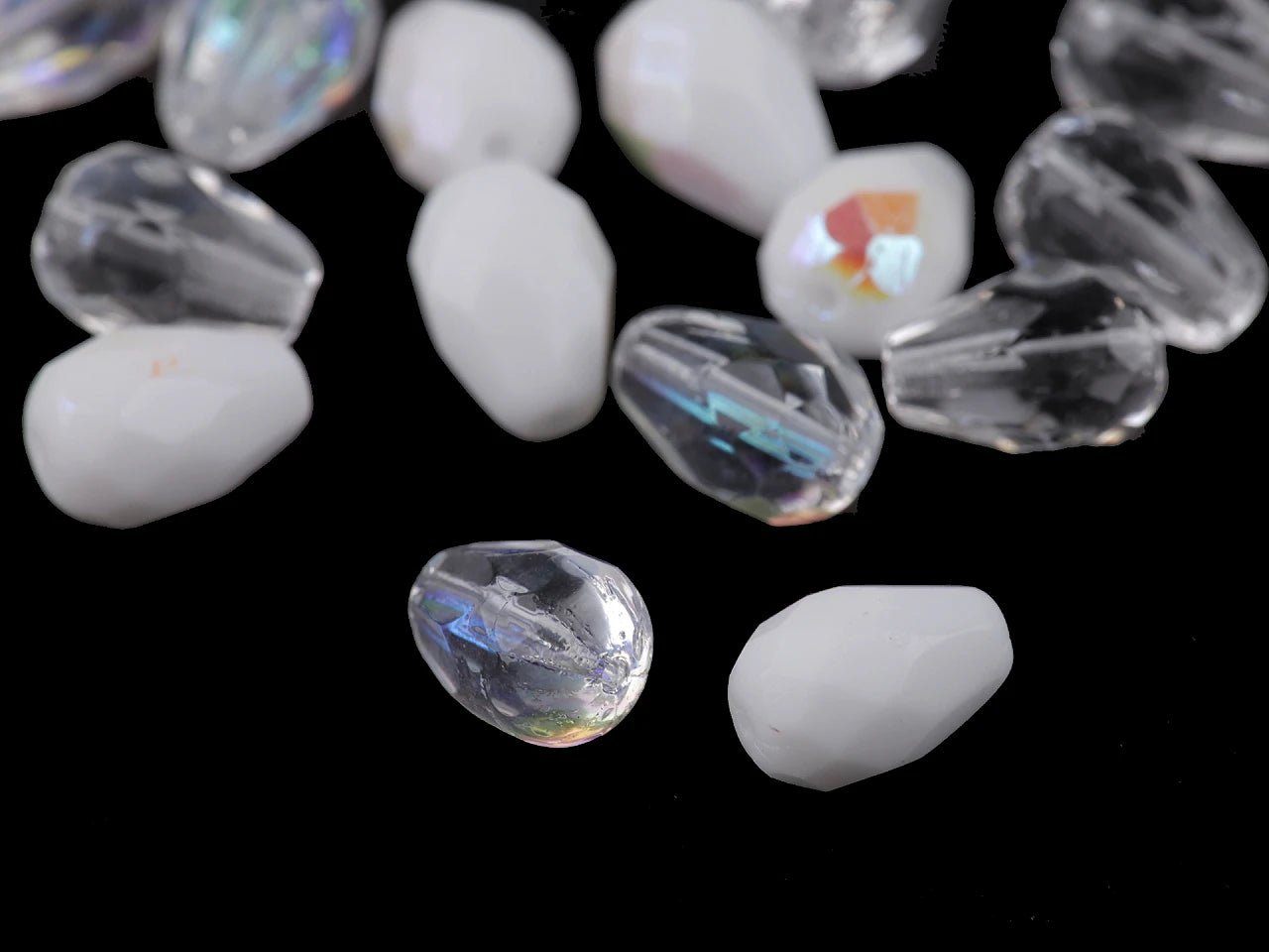 Attēls ar Slīpētas stikla pērlītes piliena formā 7 × 10 mm – pieejams internetā Šarlotes audumi