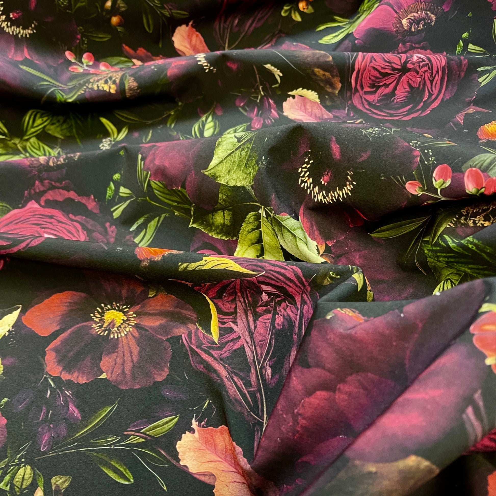 Attēls ar Softshell audums - tumšo ziedu motīvs 300 g/m² – pieejams Šarlotes audumi