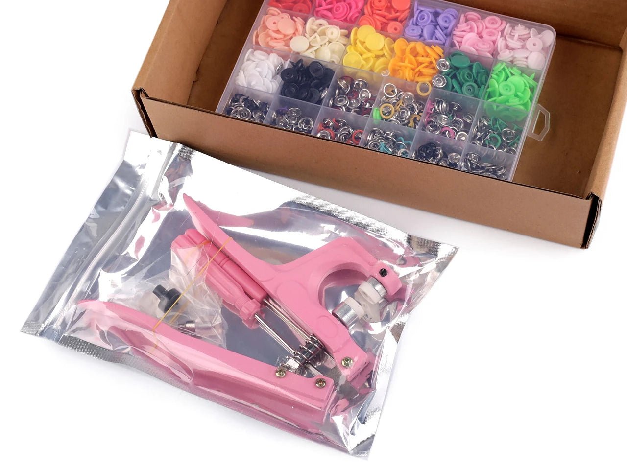 Attēls ar Spiedpogu komplekts ar knaiblēm – pilns starta komplekts šūšanai – pieejams Šarlotes audumi