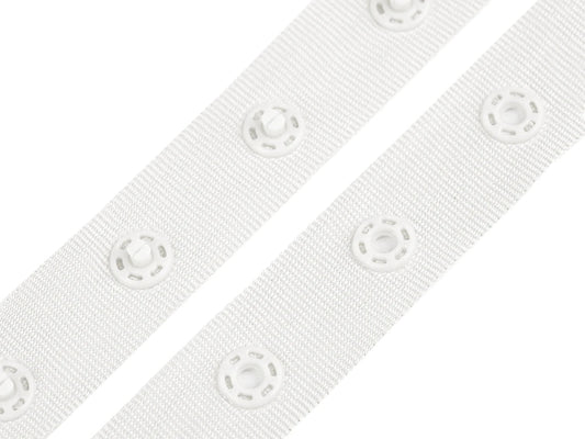 Attēls ar Spiedpogu lente 18 mm - balta – pieejams Šarlotes audumi