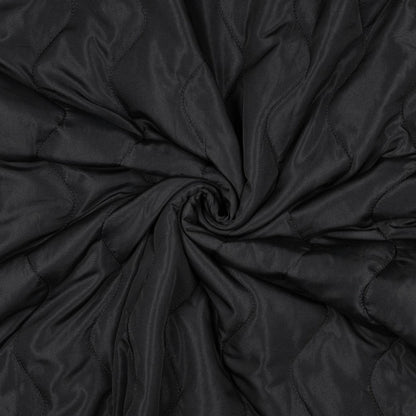 Tissu matelassé « Zig Zag » noir 230 g/m² — disponible chez Šarlotes audumi