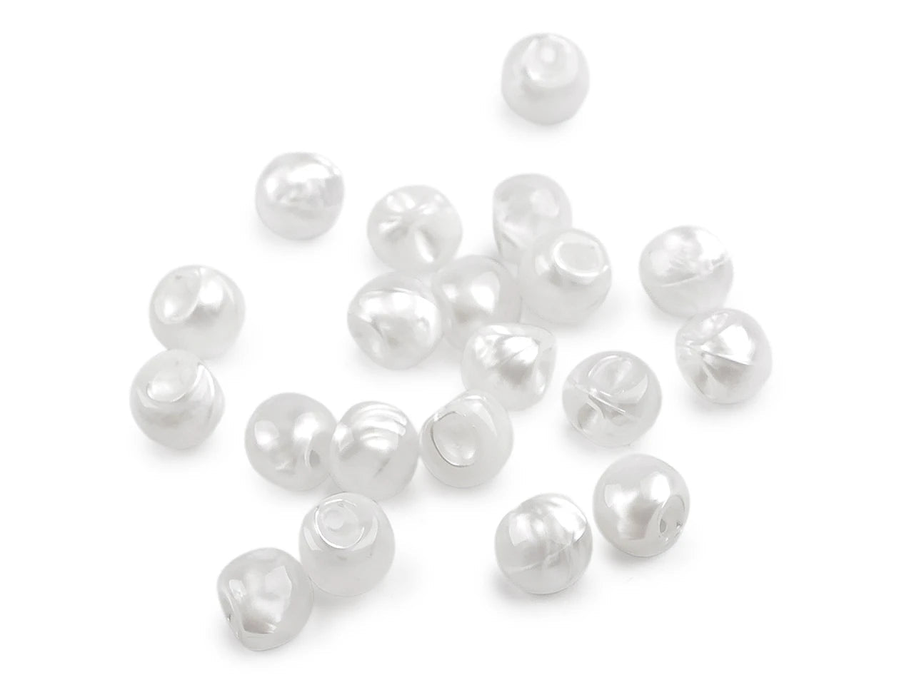 Image of a sew-on button with a “cat's eye” effect Ø10 mm – available at Šarlotes audumi