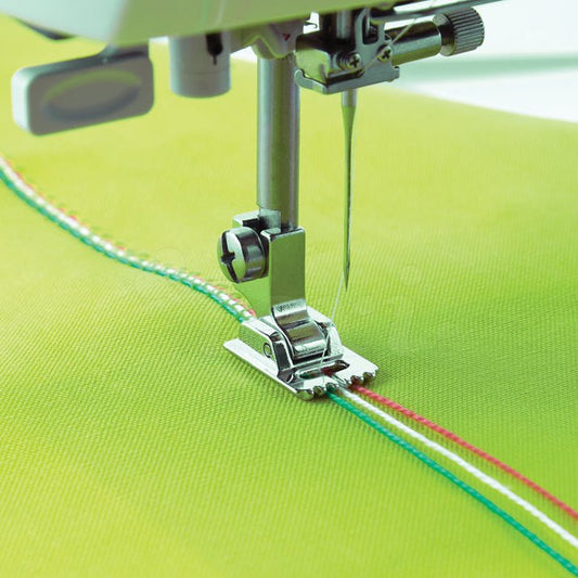 alt
Image avec pied-de-biche pour machine à coudre - pour coudre trois rubans décoratifs et cordons – disponible chez Šarlotes audumi
