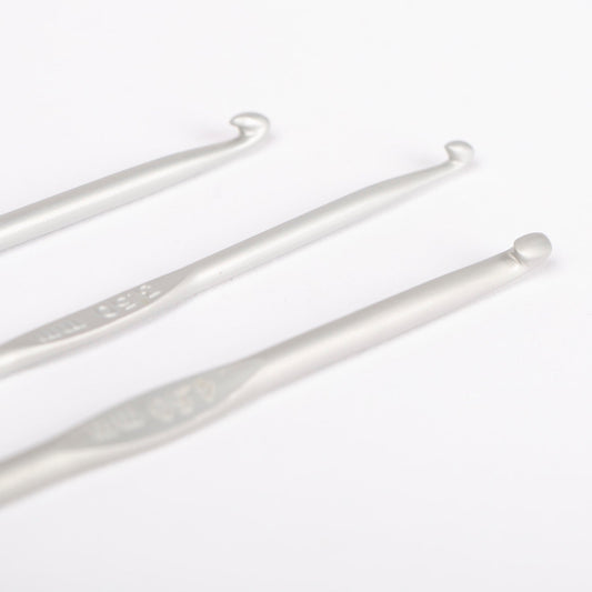 Image of a DROPS aluminum crochet hook | sizes 2–5 mm – available at Šarlotes audumi