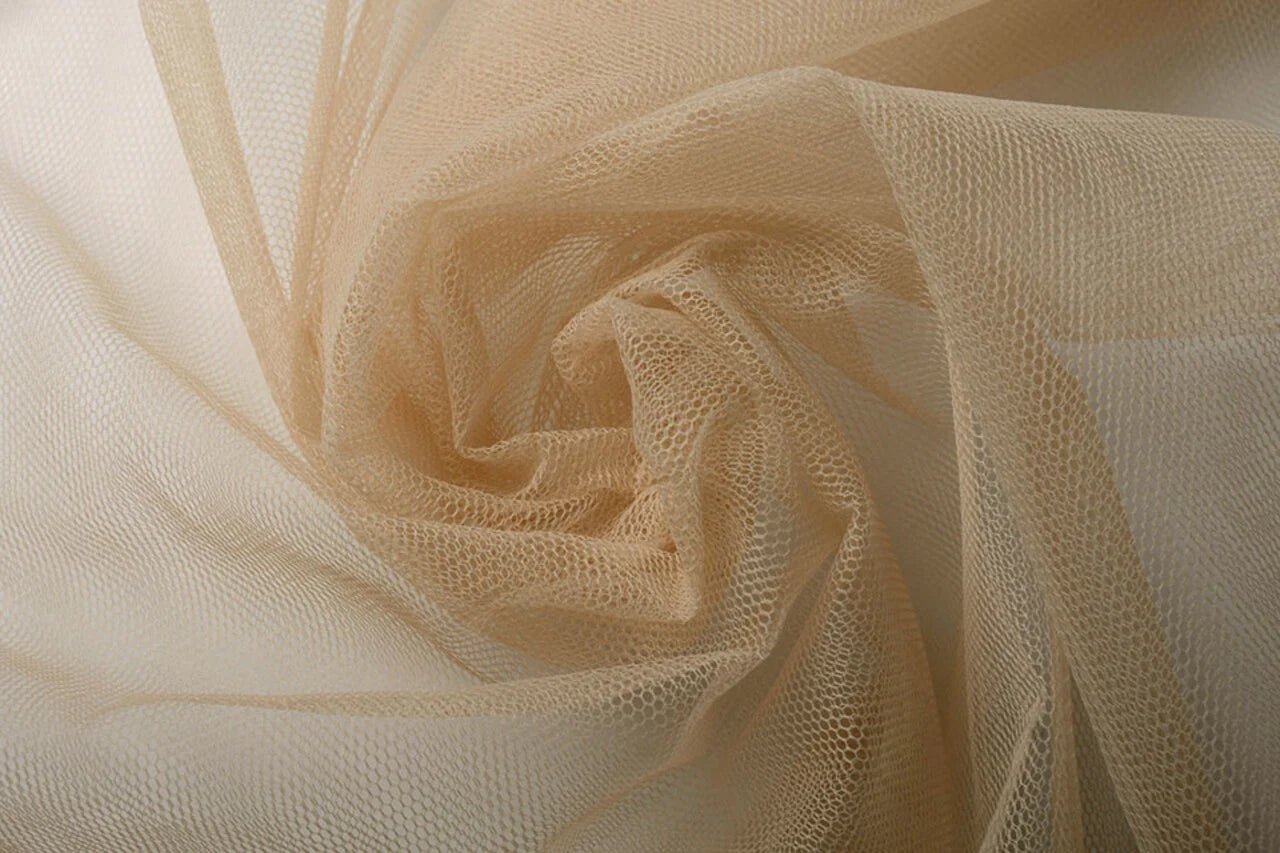 Attēls ar Tills stingrs – grauzdētas mandeles tonis | 100% neilons |20 g/m² 150 cm – pieejams Šarlotes audumi