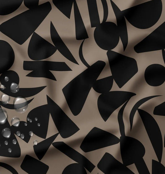 Attēls ar Ūdensizturīgs lietusmēteļu audums - tumši brūns raksts uz bēša fona 220 g/m² – pieejams Šarlotes audumi