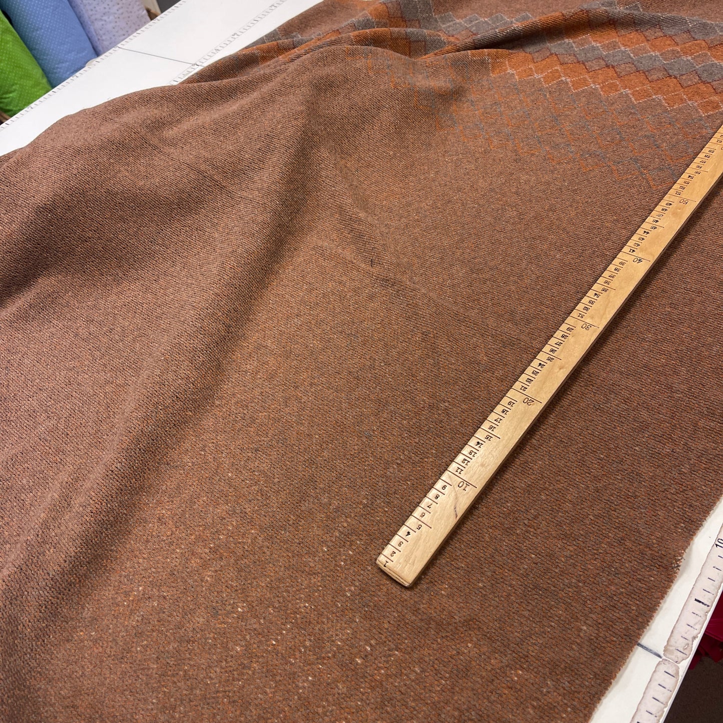 Attēls ar Vilnas audums - oranži brūns 380 g/m² – pieejams Šarlotes audumi