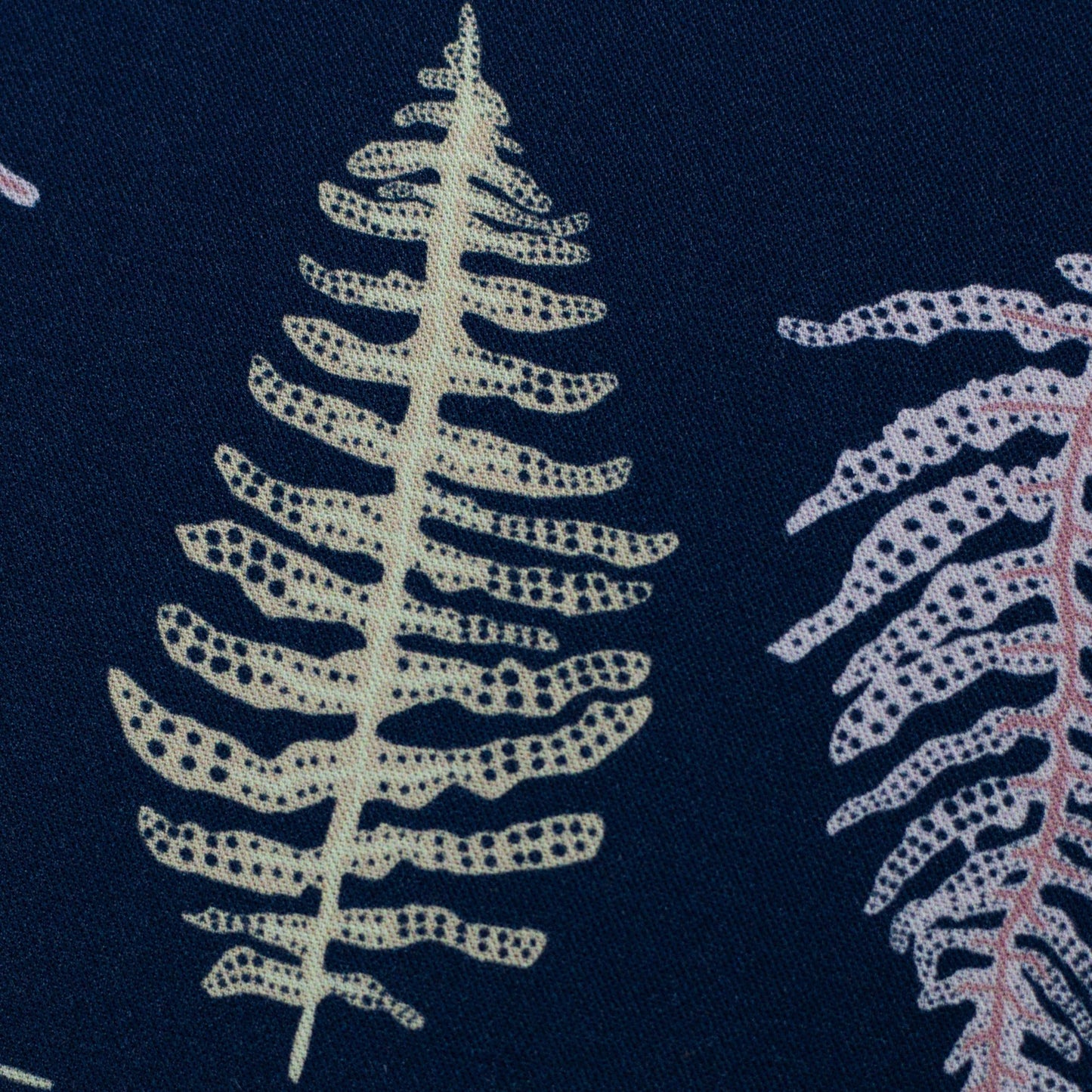 Attēls ar Viskozes audums - papardes uz tumši zila fona 140 g/m² – pieejams Šarlotes audumi