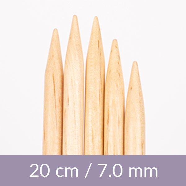 Attēls avec aiguilles à tricoter pour chaussettes DROPS Basic – bouleau, 20 cm | 5,5–12,0 mm – disponible chez Šarlotes audumi