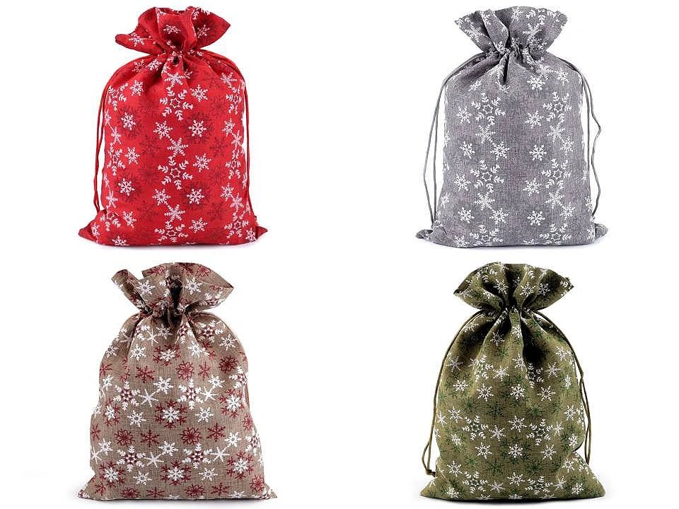 Attēls ar Ziemassvētku dāvanu maisiņš ar sniegpārslām 20 × 30 cm – pieejams internetā Šarlotes audumi
