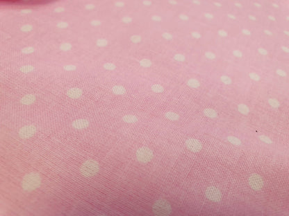100% Baumwollstoff – weiße Tupfen auf rosa Hintergrund (4 mm) 130 g/m²