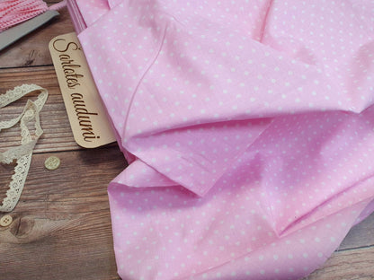 Baumwollstoff – weiße Pünktchen auf rosa Hintergrund (4 mm) 130 g/m²