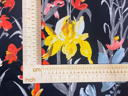100% Baumwollstoff – rosa Blumen auf dunklem Hintergrund 125 g/m²